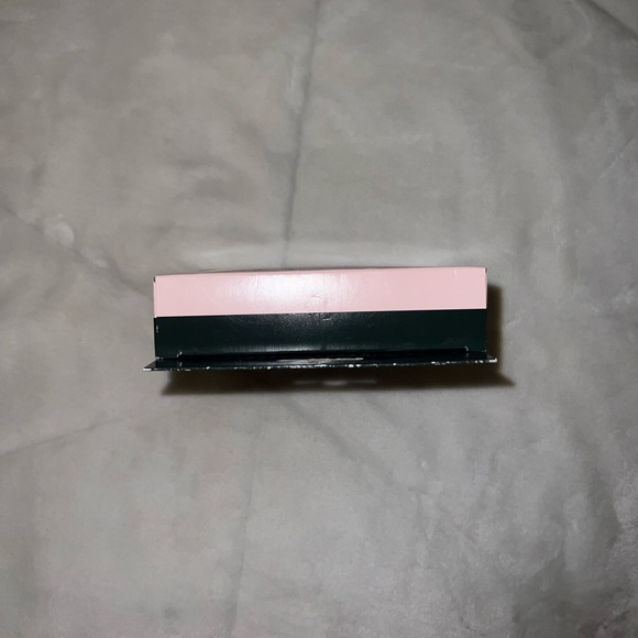 KATE SPADE AirPod case. - Picture 2 of 3